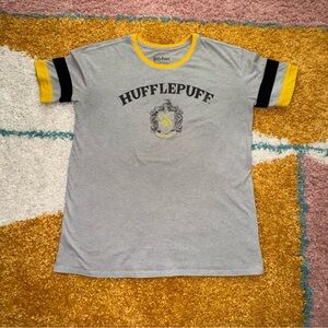 Harry Potter Hufflepuff Crest Gray Yellow Black Short Sleeve T-shirt Size M